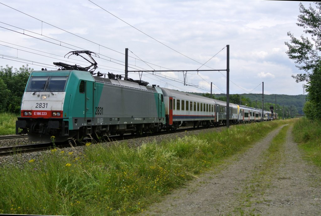 NMBS  2831 E186 223 in Remersdaal met een nieuwe Desiro 08519 op 4-7-2012.